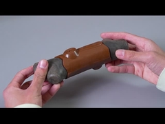 Gioco di cane che mastica i rami strillanti