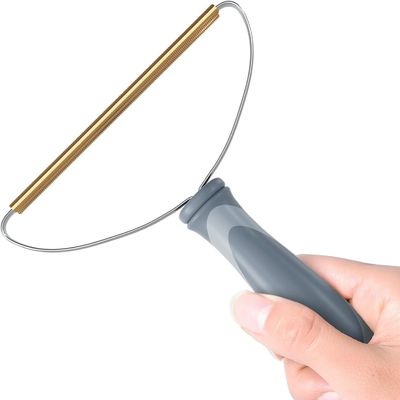 Un buon prezzo. Eliminatore di peli per animali domestici Eliminatore di peli per cani e gatti Pulizzatore di pelliccia Pro Strumento portatile per la rimozione della pelliccia in linea